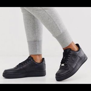 Nike Triple Black Air Force 1 ‘07